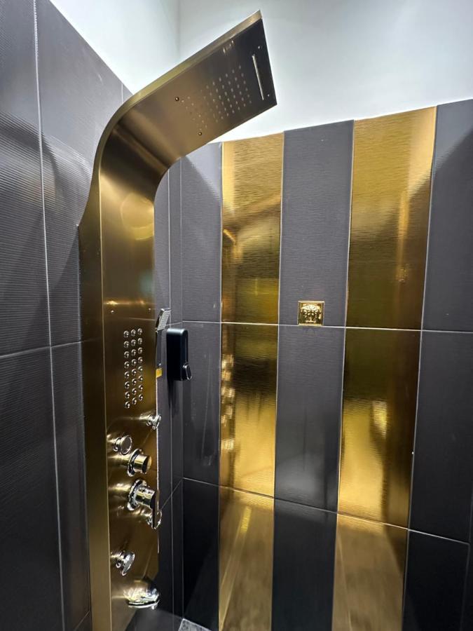 Darkhouse Versace Gold Лодзь Экстерьер фото